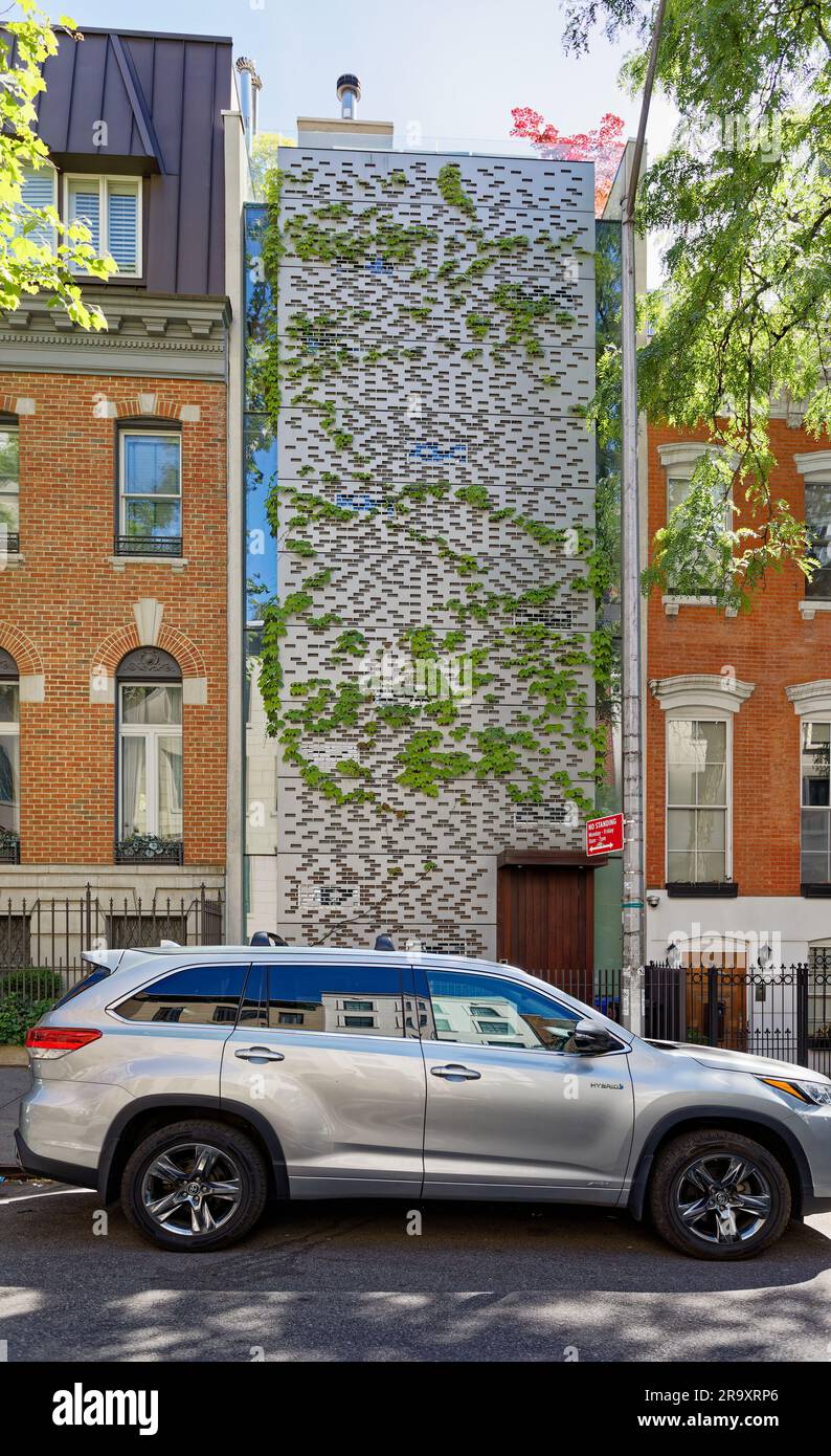 Il collegamento della 324 East 51st Street con i suoi vicini è che le perforazioni nella sua facciata in metallo sono le dimensioni e la forma dei mattoni. Ivy ha preso piede. Foto Stock
