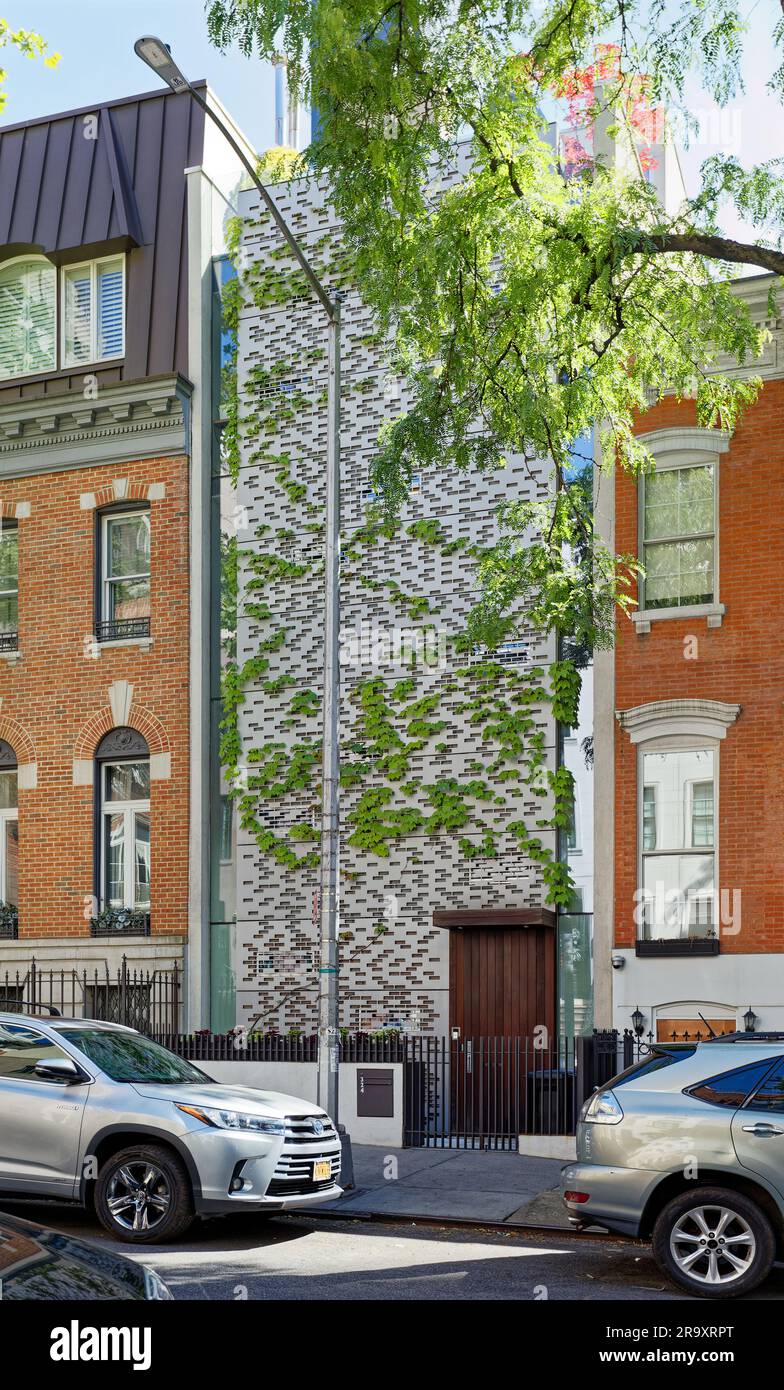 Il collegamento della 324 East 51st Street con i suoi vicini è che le perforazioni nella sua facciata in metallo sono le dimensioni e la forma dei mattoni. Ivy ha preso piede. Foto Stock