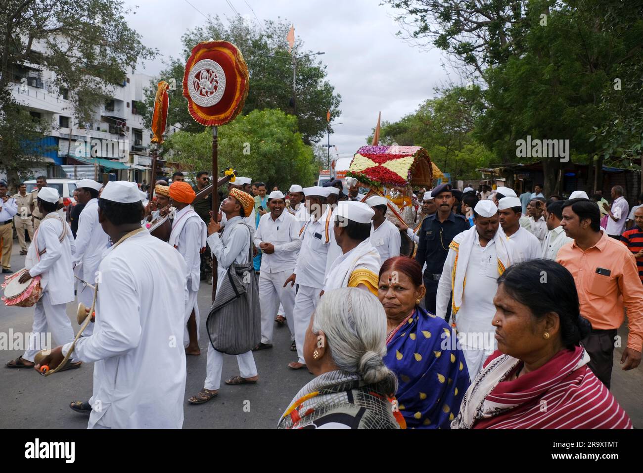 24 giugno 2024, Solapur, Maharashtra, India, Sant Gajanan Maharaj Palkhi da Shegaon a Pandharpur è di circa 750 km, Processione di Varkari-Hindu Pilgri Foto Stock