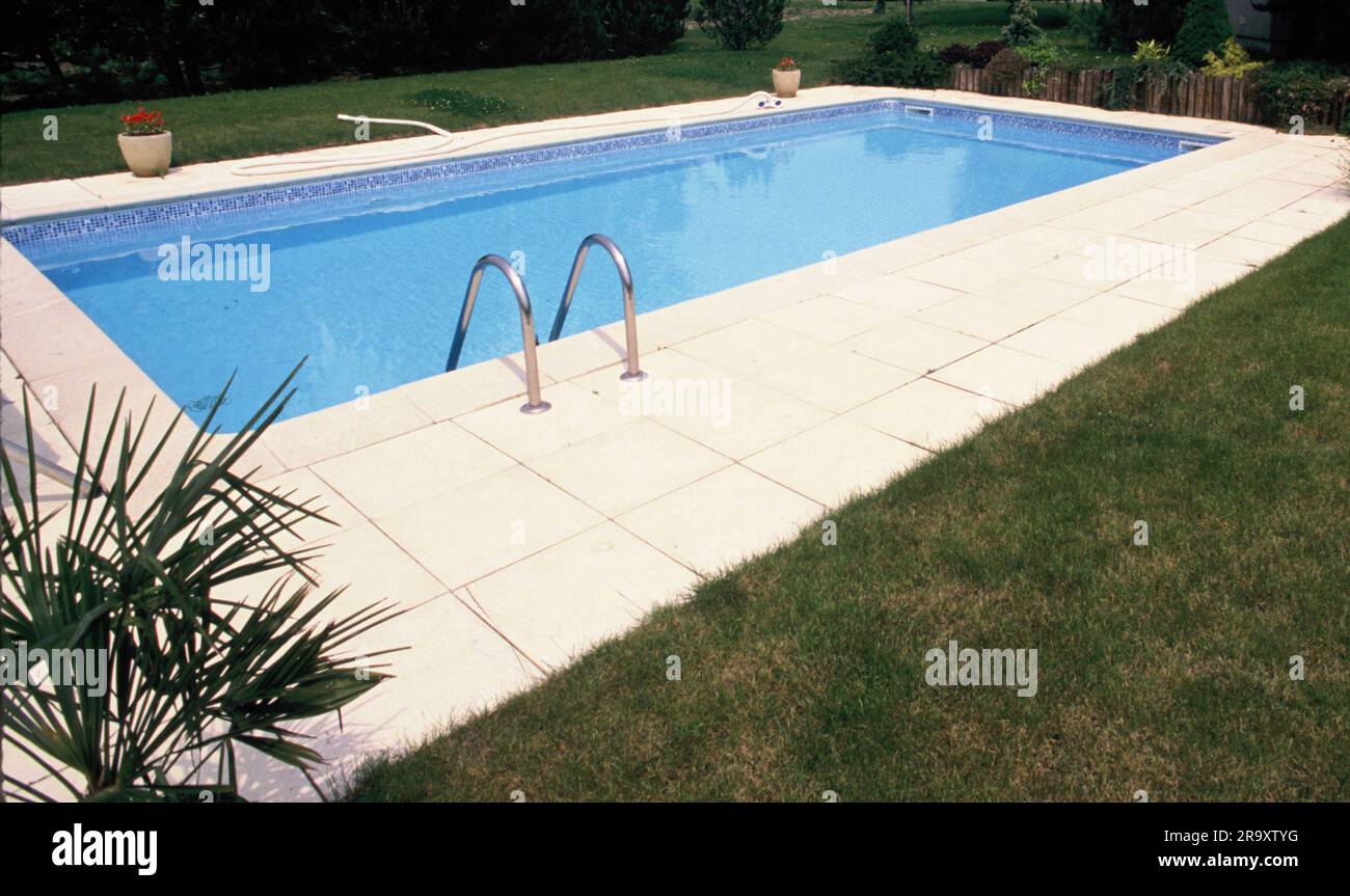 Piscina in giardino, Auvergne, Francia Foto Stock