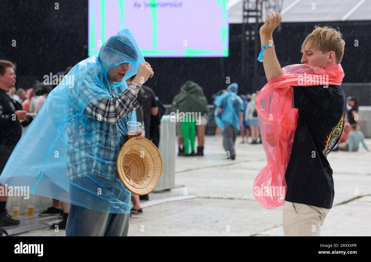 Werchter, Belgio. 29 giugno 2023. La figura mostra due fan che indossano la giacca impermeabile durante il primo giorno del festival musicale Rock Werchter a Werchter, giovedì 29 giugno 2023. La 47a edizione del festival si svolgerà dal 29 giugno al 2 luglio. BELGA PHOTO VIRGINIE LEFOUR Credit: Belga News Agency/Alamy Live News Foto Stock