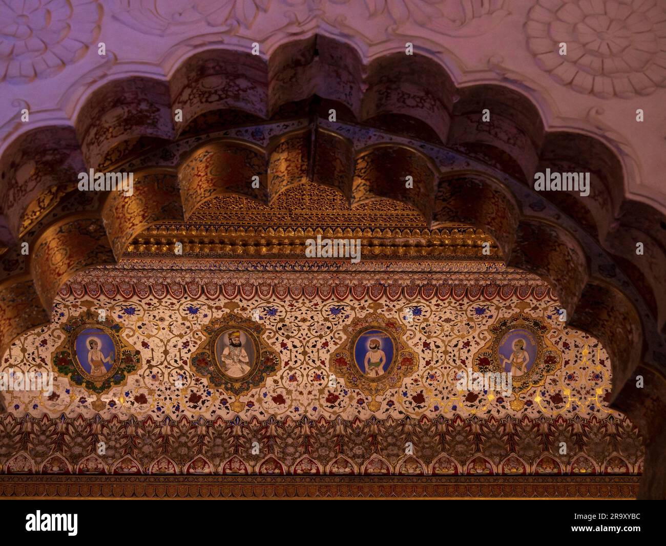 Tetto realizzato a mano splendidamente dipinto in uno dei palazzi del Rajasthan Foto Stock