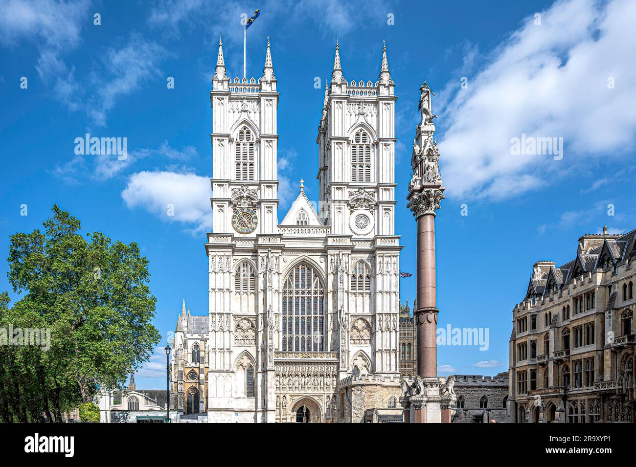 Lo storico Abbery di Westminster del XII secolo e la colonna del Westminster Scholars War Memorial fuori dall'entrata ovest dell'abbazia. Foto Stock