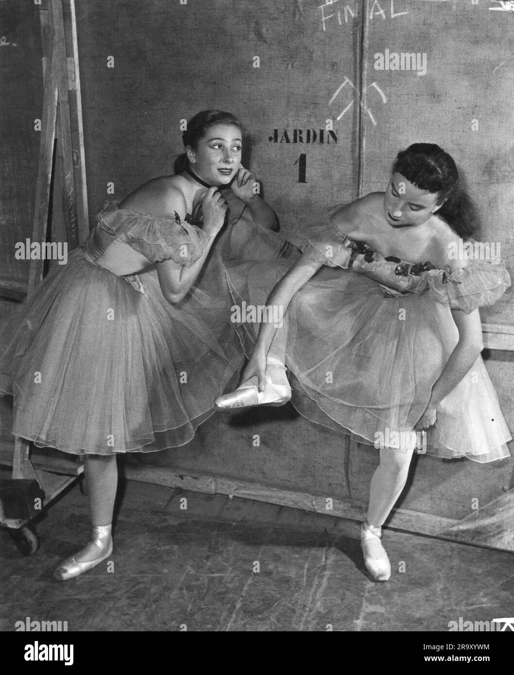 Danza, balletto, due ballerini di balletto, riadattamento di un dipinto di Edgar Degas, Parigi, anni '1950, DIRITTI AGGIUNTIVI-CLEARANCE-INFO-NOT-AVAILABLE Foto Stock