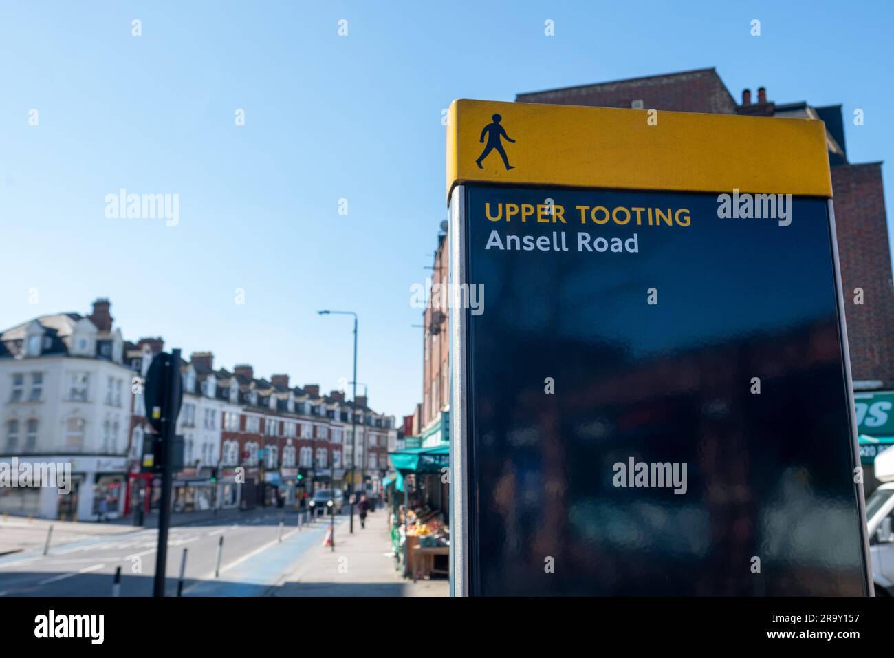 LONDRA - APRILE 2023: Cartello Upper Tooting Road, una vivace strada di negozi e ristoranti nel sud-ovest di Londra SW17 Foto Stock