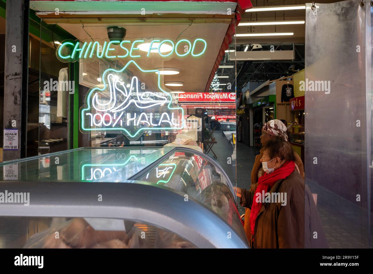 LONDRA - APRILE 2023: Bancarelle di cibo cinese a Tooting Market, a sud-ovest di Londra Foto Stock