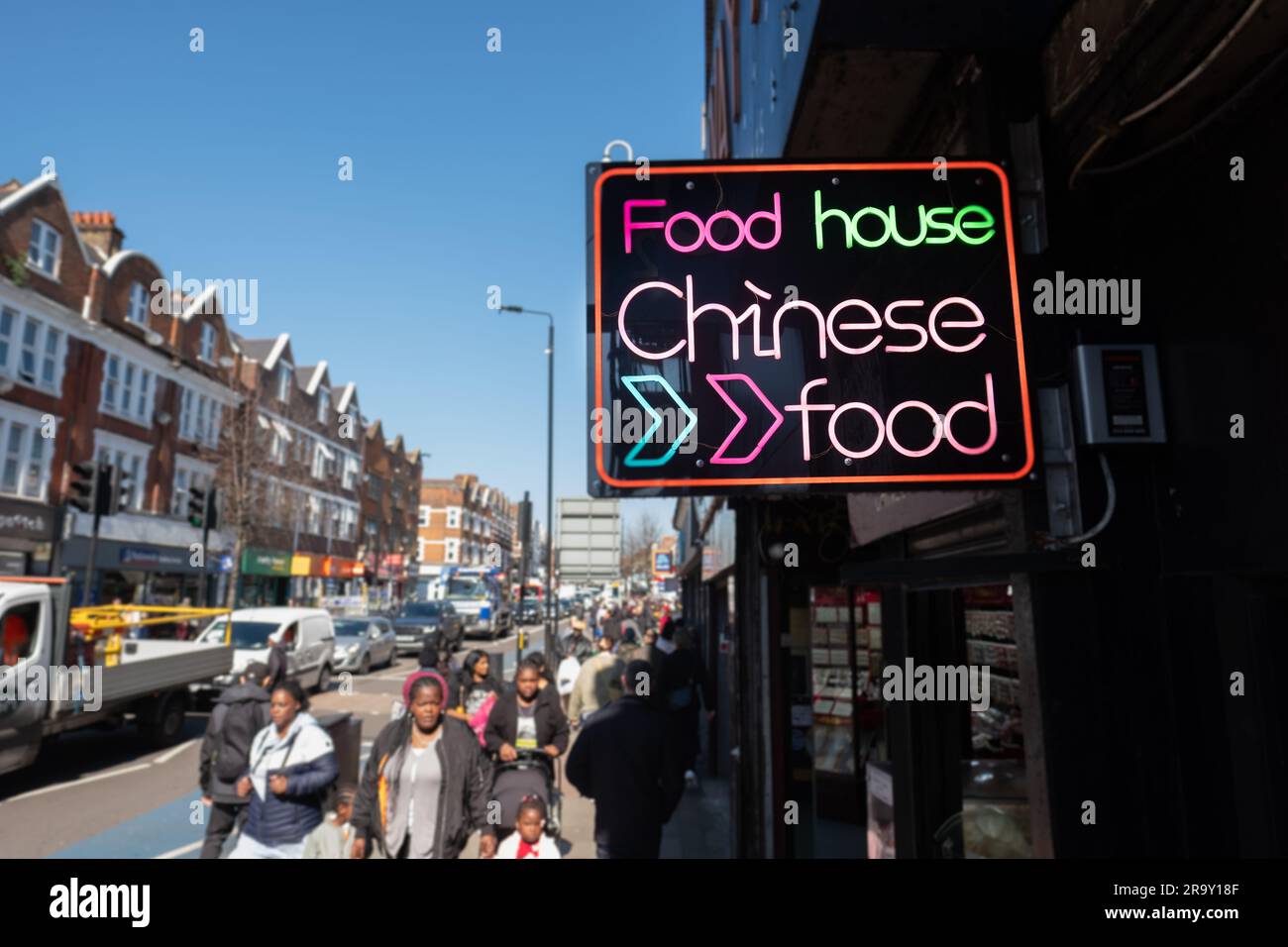 LONDRA - APRILE 2023: Bancarelle di cibo cinese a Tooting Market, a sud-ovest di Londra Foto Stock