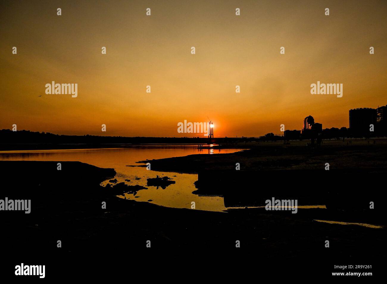 Non esclusiva: ZAPORIZHZHIA, UCRAINA - 28 GIUGNO 2023 - tramonto sul fiume Dnipro che è diventato poco profondo dopo che i russi hanno fatto saltare in aria il Kakhovka HP Foto Stock