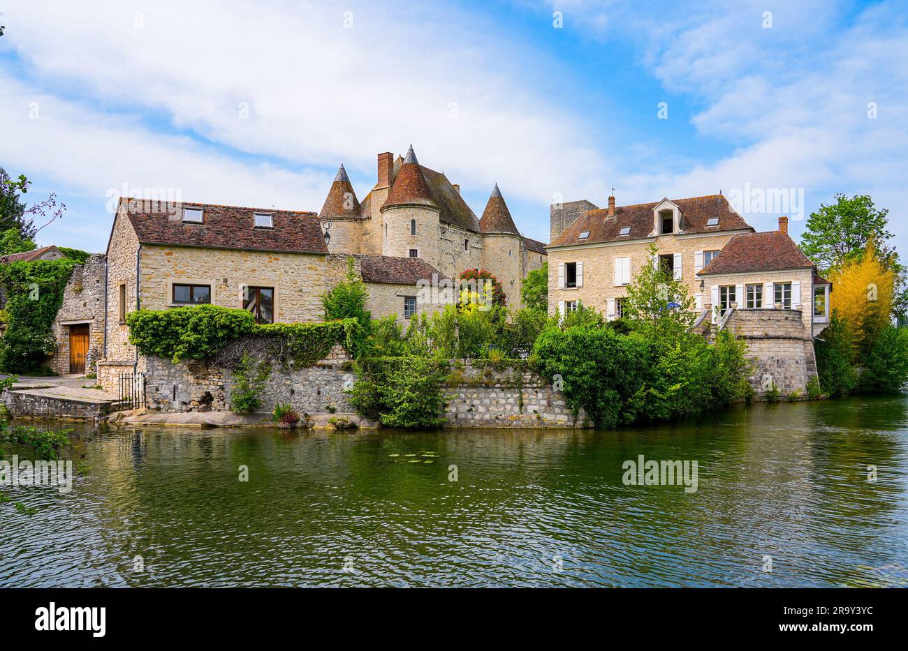 Castello medievale di Nemours nella città omonima nella valle del Loing a sud di Fontainebleau nel dipartimento francese di Senna e Marna a Parigi Foto Stock