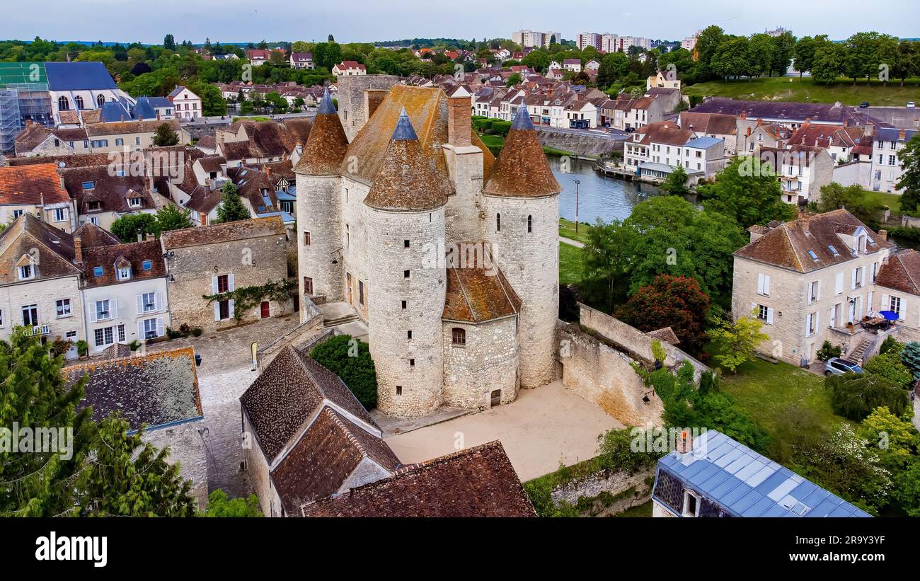 Veduta aerea del castello medievale di Nemours nella città omonima nella valle del Loing a sud di Fontainebleau nel dipartimento francese di Sein Foto Stock