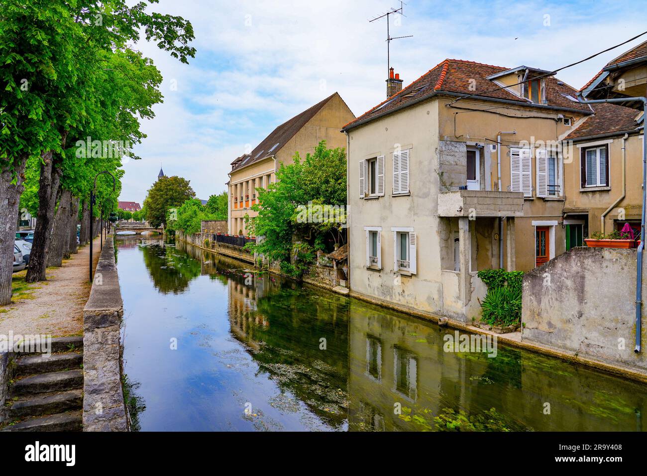 Case costruite lungo il Canale del Loing nel centro della città di Nemours, una piccola città a sud del dipartimento della Senna e Marne nella regione di Parigi, F. Foto Stock