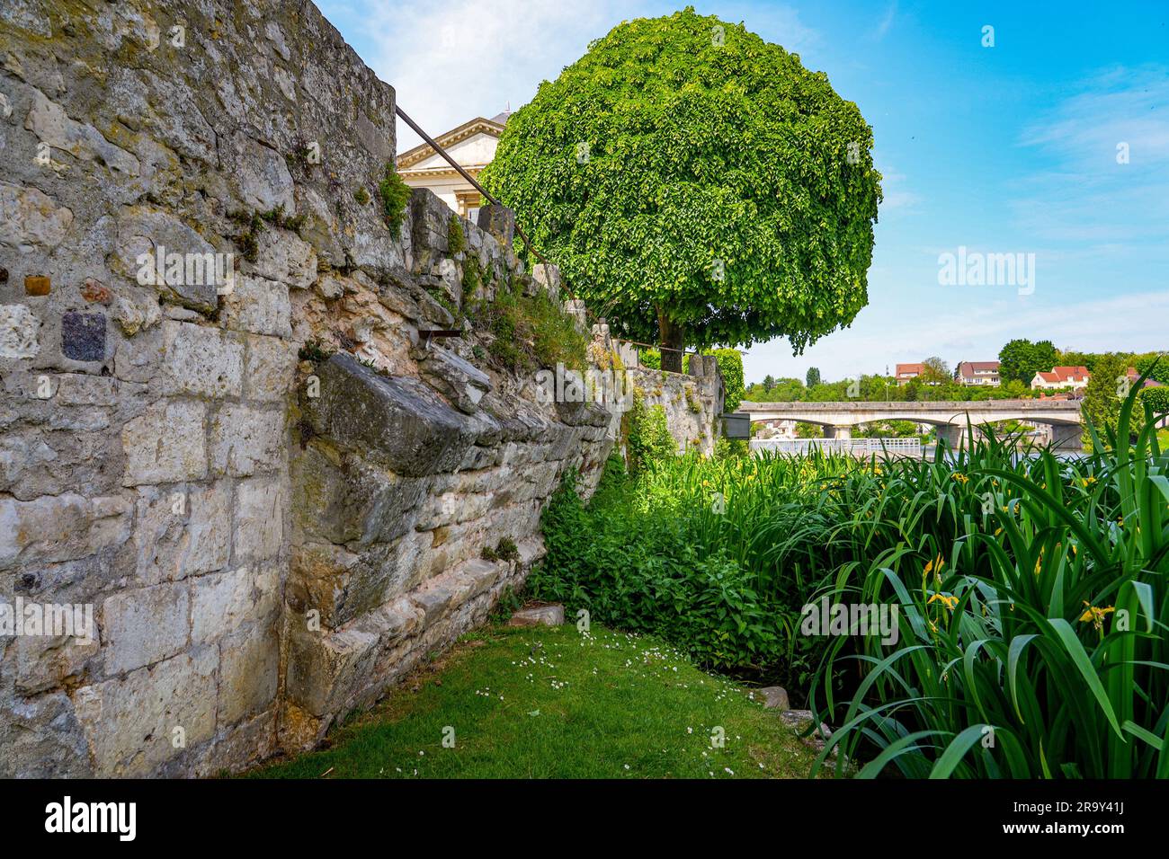 Resti di un vecchio ponte medievale che attraversa il fiume Loing a Nemours, una piccola città a sud del dipartimento della Senna e Marna a Par Foto Stock