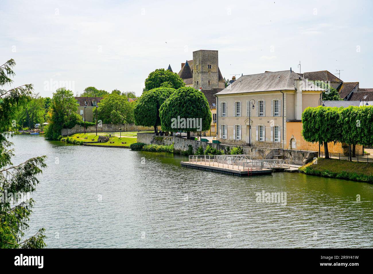 Fiume Loing di fronte al castello medievale di Nemours, nella città omonima nella valle del Loing a sud di Fontainebleau, nei dipartimenti francesi Foto Stock