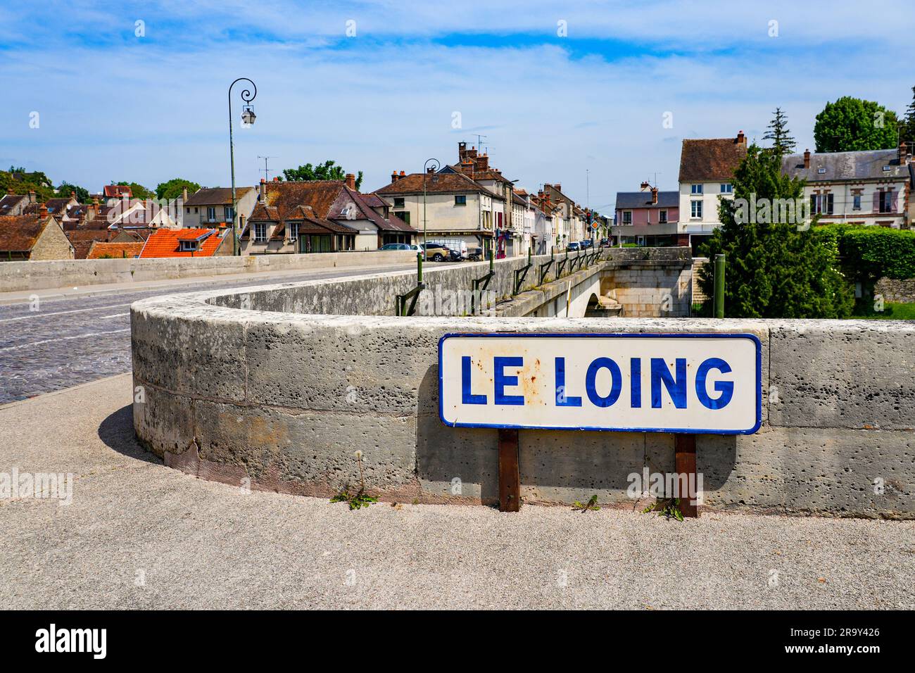 Cartello che annuncia l'attraversamento del fiume Loing presso il Ponte della Fraternità a Nemours, una piccola cittadina a sud del dipartimento della Senna e Marna in Foto Stock