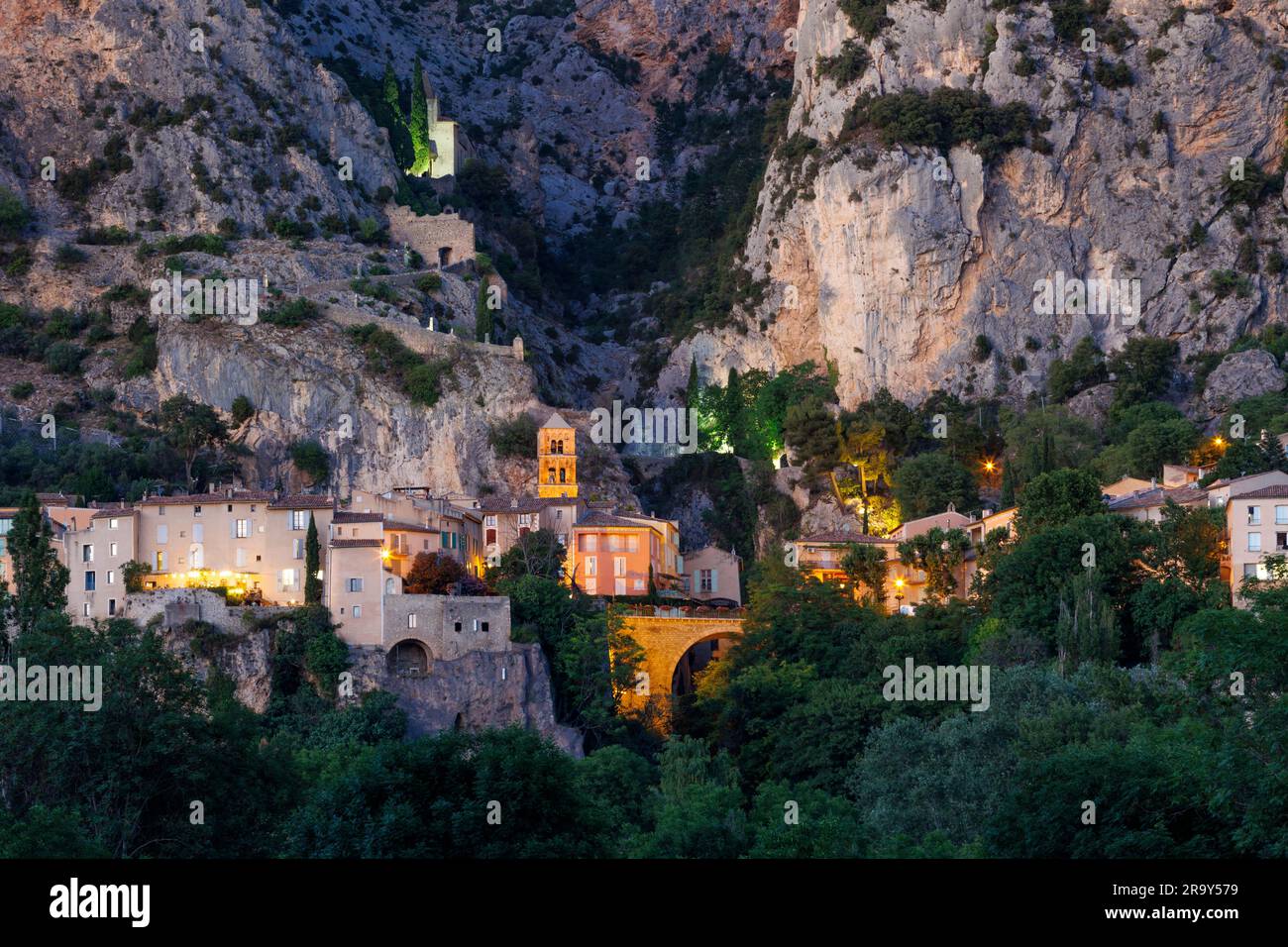 Vista al crepuscolo di Moustiers-Sainte-Marie Riez Digne-les-Bains Alpes-de-Haute-Provence Provence-Alpes-Cote d'Azur Francia Foto Stock