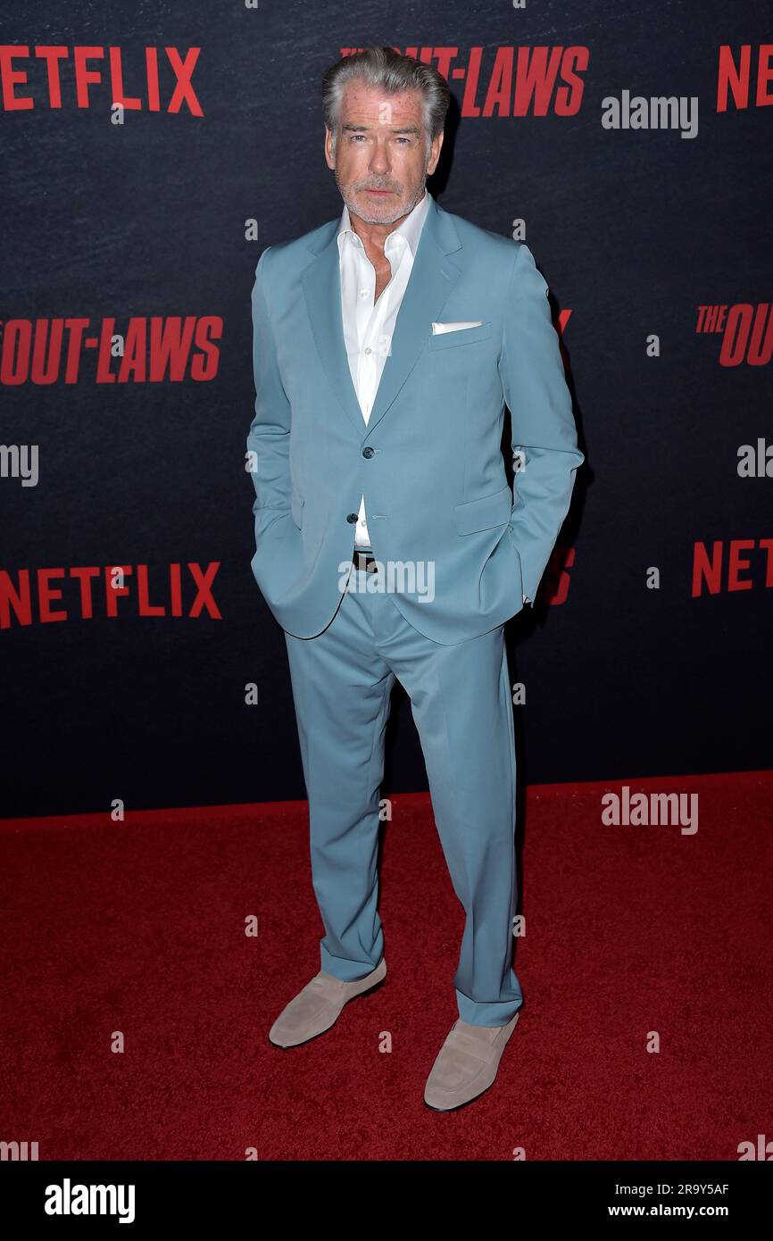 Pierce Brosnan bei der Premiere des Netflix Films "The OutLaws" in Regal LA Live. Los Angeles