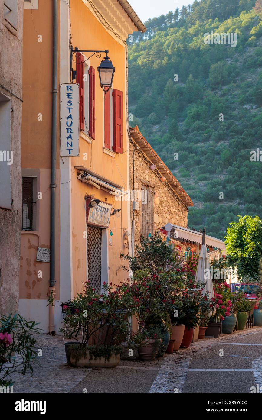 Street Scene Moustiers-Sainte-Marie Riez Digne-les-Bains Alpes-de-Haute-Provence Provence-Alpes-Cote d’Azur Francia Foto Stock