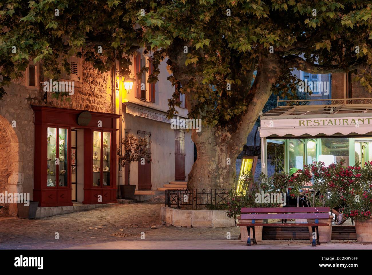 Street Scene Moustiers-Sainte-Marie Digne-les-Bains Alpes-de-Haute-Provence Provence-Alpes-Cote d'Azur Francia al crepuscolo Foto Stock