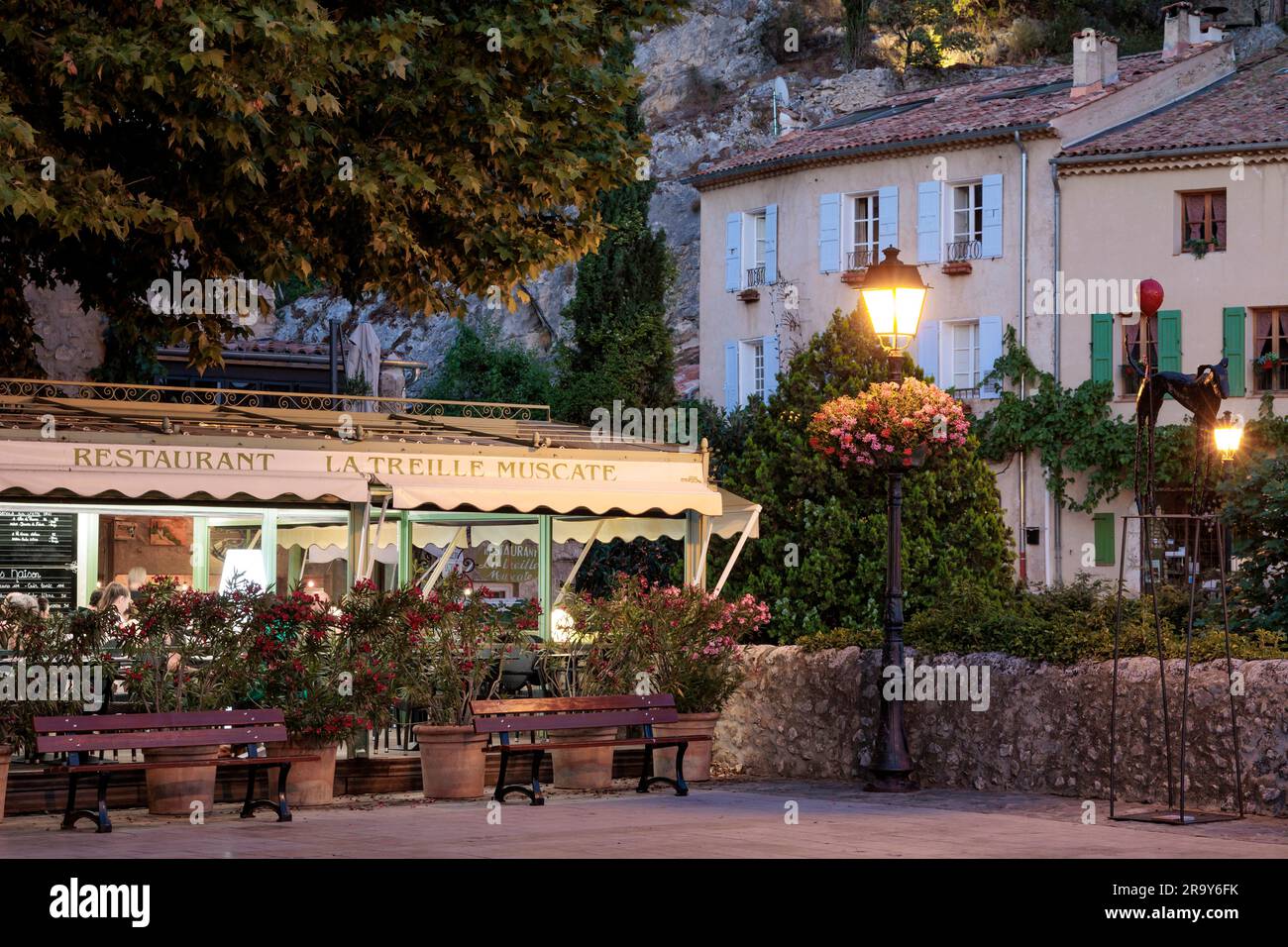 Street Scene Moustiers-Sainte-Marie Digne-les-Bains Alpes-de-Haute-Provence Provence-Alpes-Cote d'Azur Francia al crepuscolo Foto Stock