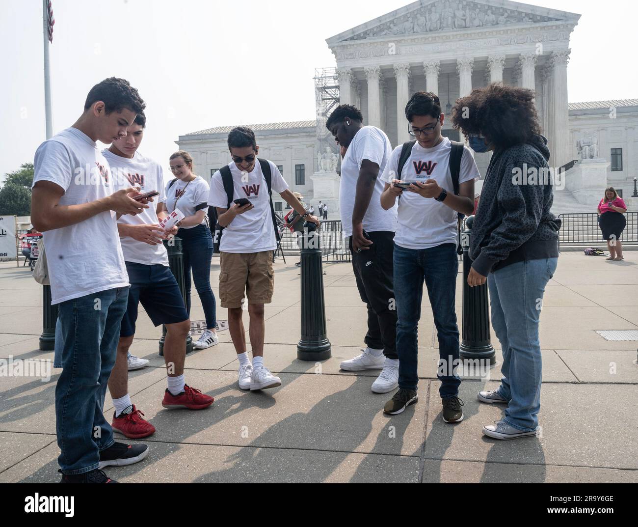 Washington DC, giugno 29: Un piccolo numero di liceali e matricola del college in arrivo lesse la decisione della Corte Suprema che respinse un'azione affermativa alla Corte Suprema degli Stati Uniti a Washington DC il 29 giugno 2023. Crediti: Patsy Lynch/MediaPunch Foto Stock