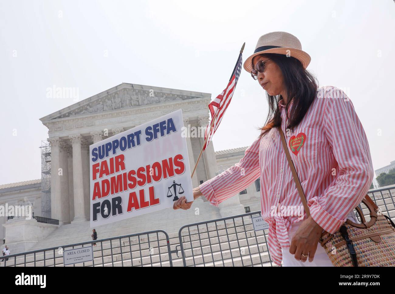Washington, DC, Stati Uniti. 29 giugno 2023. Un membro di Students for Fair Admissions protesta al di fuori della Corte Suprema degli Stati Uniti per protestare per l'azione affermativa nelle ammissioni al College alla Corte Suprema giovedì 29 giugno 2023 a Washington DC foto di Jemal Countess/UPI Credit: UPI/Alamy Live News Foto Stock