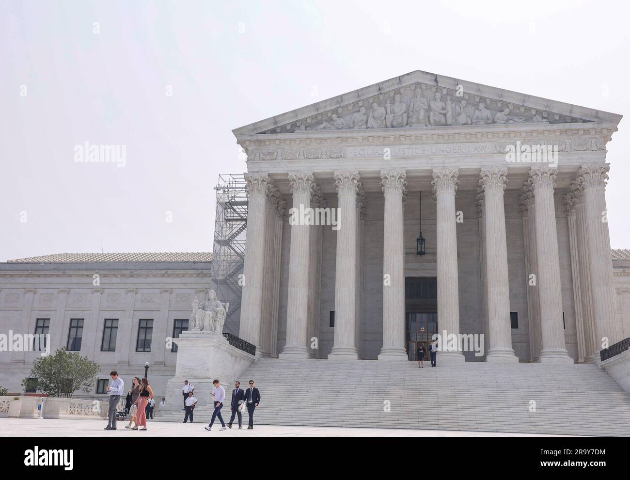 Washington, DC, Stati Uniti. 29 giugno 2023. La gente lascia la Corte Suprema degli Stati Uniti dopo aver emesso varie decisioni, tra cui l'azione affermativa nelle ammissioni al college e il caso Groff sulla libertà religiosa alla Corte Suprema giovedì 29 giugno 2023 a Washington DC foto di Jemal Countess/UPI Credit: UPI/Alamy Live News Foto Stock