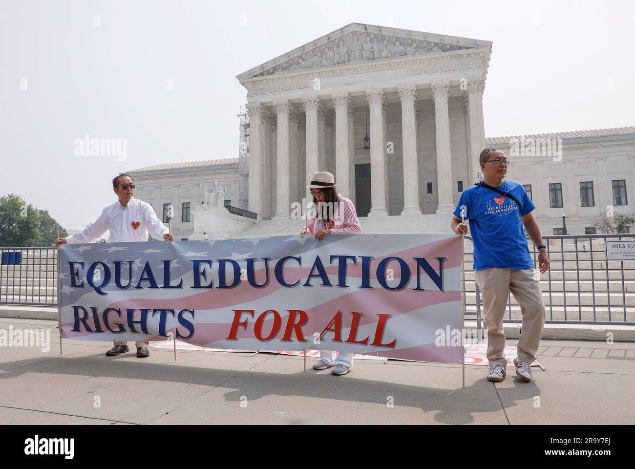 Washington, DC, Stati Uniti. 29 giugno 2023. I membri di Students for Fair Admissions protestano al di fuori della Corte Suprema degli Stati Uniti per protestare per l'azione affermativa nelle ammissioni al College alla Corte Suprema giovedì 29 giugno 2023 a Washington DC foto di Jemal Countess/UPI Credit: UPI/Alamy Live News Foto Stock