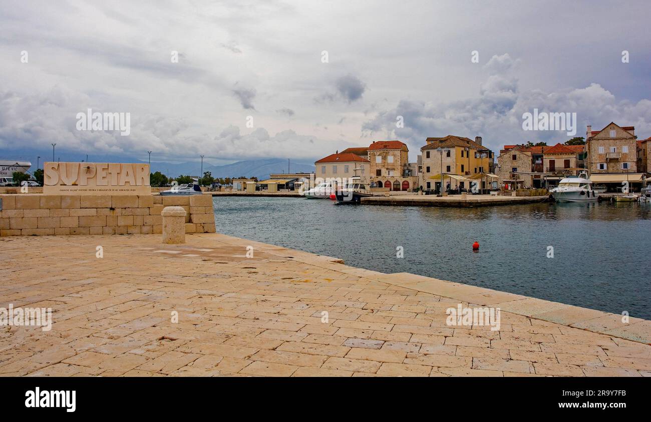 Supetar, Croazia - 13 maggio 2023. Il cartello del porto di Supetar sull'isola di Brac in Croazia Foto Stock