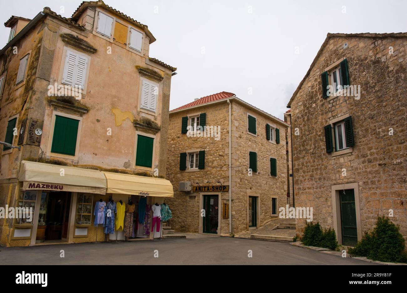 Supetar, Croazia - 13 maggio 2023. Edifici vicino al lungomare di Supetar sull'isola di Brac in Croazia Foto Stock