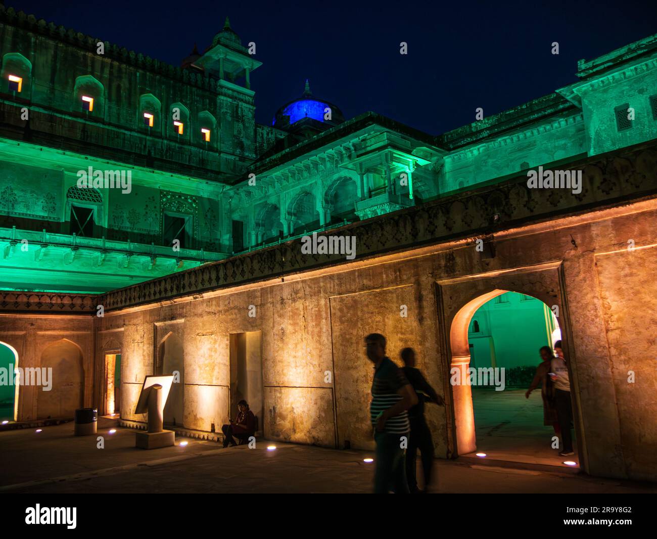 Jaipur, India - 20 dicembre 2022: Turista presso il forte Interiors of Amber a Jaipur che mostra un esempio di architettura Rajput Foto Stock