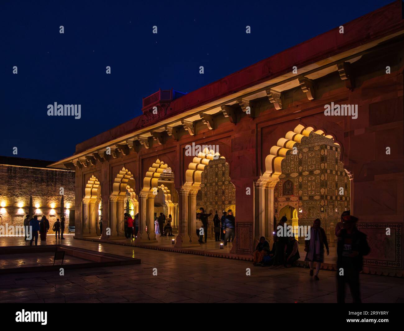 Jaipur, India - 20 dicembre 2022: Turista presso il forte Interiors of Amber a Jaipur che mostra un esempio di architettura Rajput Foto Stock