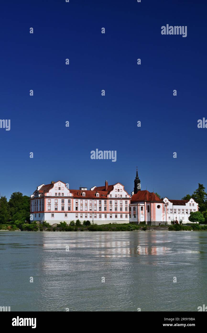 Palazzo Neuhaus presso la locanda del fiume fotografato da Schaerding, Austria, verticale Foto Stock