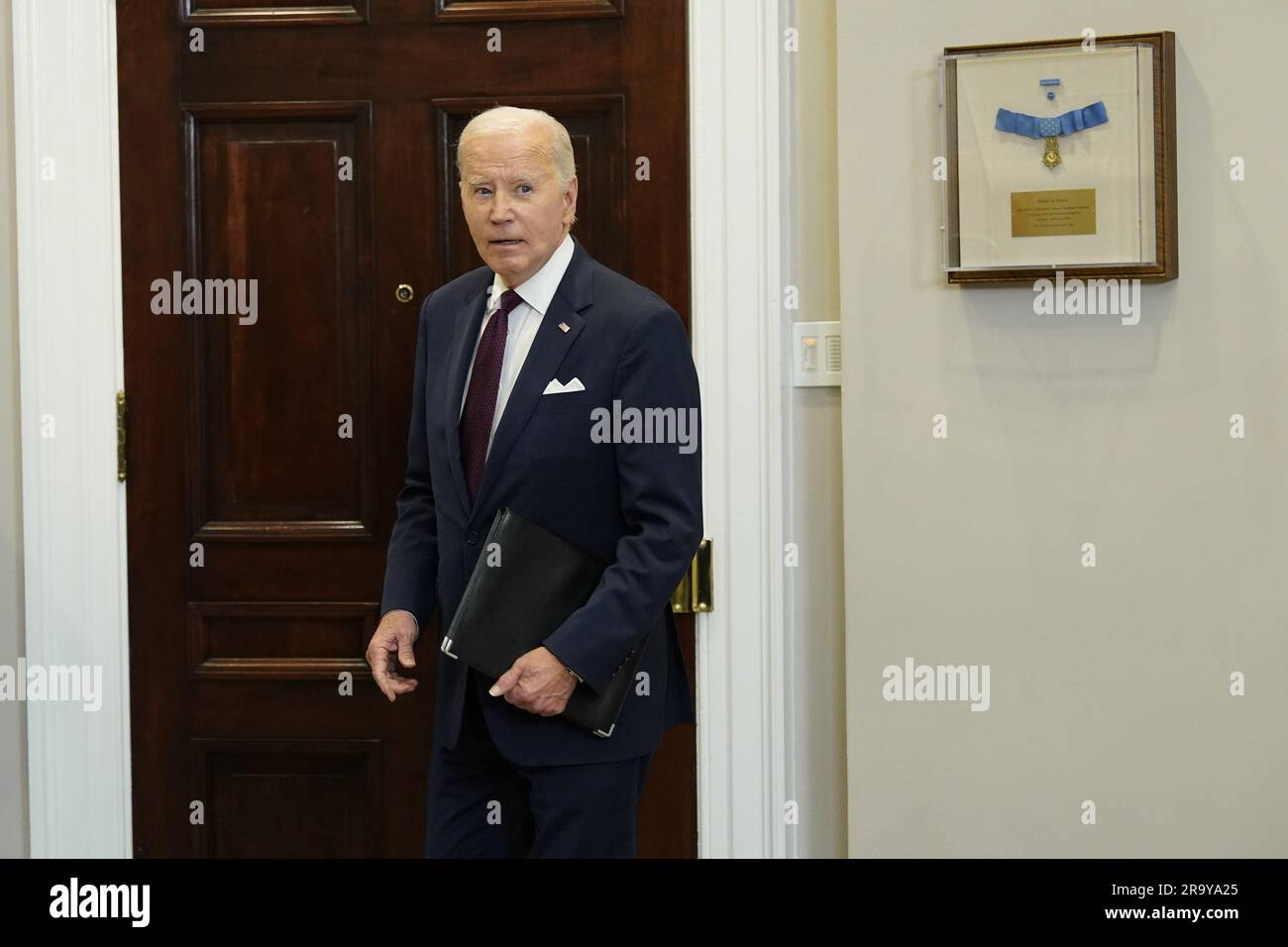 Il presidente degli Stati Uniti Joe Biden pronuncia osservazioni sulla decisione della Corte Suprema degli Stati Uniti nel caso di "Students for Fair Admissions, Inc. Vs President and Fellows of Harvard College" che è stato annunciato oggi nella sala Roosevelt della Casa Bianca a Washington, DC il 29 giugno 2023. La decisione ha stabilito che le politiche di ammissione delle azioni affermative “non possono essere riconciliate con le garanzie della clausola di parità di protezione” e quindi violano la Costituzione. Credito: Chris Kleponis/Pool tramite CNP/ MediaPunch Foto Stock
