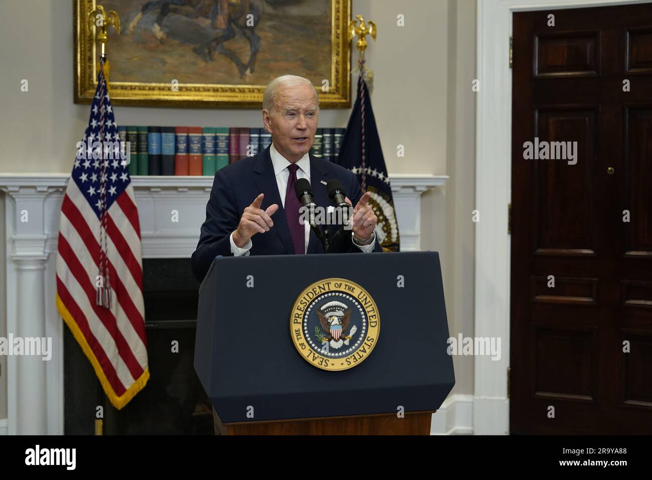 Il presidente degli Stati Uniti Joe Biden pronuncia osservazioni sulla decisione della Corte Suprema degli Stati Uniti nel caso di "Students for Fair Admissions, Inc. Vs President and Fellows of Harvard College" che è stato annunciato oggi nella sala Roosevelt della Casa Bianca a Washington, DC il 29 giugno 2023. La decisione ha stabilito che le politiche di ammissione delle azioni affermative “non possono essere riconciliate con le garanzie della clausola di parità di protezione” e quindi violano la Costituzione. Credito: Chris Kleponis/Pool tramite CNP/ MediaPunch Foto Stock