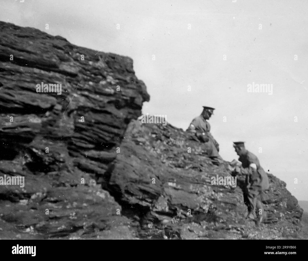 Due militari su rocce al salto del diavolo. Si tratta di una fotografia tratta da un album di scatti principalmente istantanee, c1929, durante l'occupazione della Palestina da parte dell'esercito britannico, con foto dalla Palestina e dal Regno Unito tra cui devil's Jump vicino a Churt nel Surrey e devil's Punch Bowl. L'addestramento sembra essere a Hursley Camp, vicino a Winchester. La Gran Bretagna amministrò la Palestina per conto della società delle Nazioni tra il 1920 e il 1948, un periodo denominato "mandato britannico”. Foto Stock
