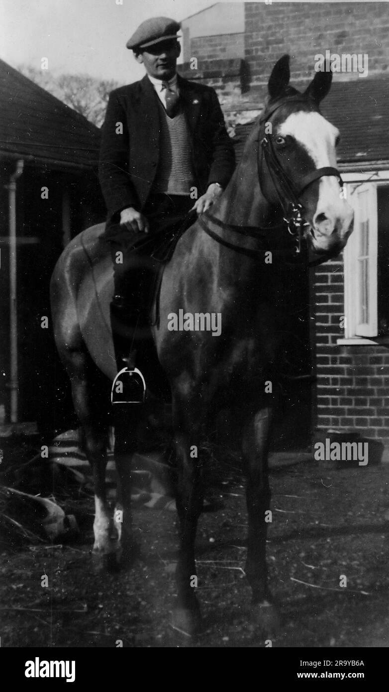 Un uomo britannico in abiti civili a cavallo a Nablus, c1930. Si tratta di una fotografia tratta da un album di scatti, durante l'occupazione della Palestina da parte dell'esercito britannico, con foto provenienti dalla Palestina e dal Regno Unito, tra cui devil's Jump vicino a Churt nel Surrey e devil's Punch Bowl. L'addestramento sembra essere a Hursley Camp, vicino a Winchester. La Gran Bretagna amministrò la Palestina per conto della società delle Nazioni tra il 1920 e il 1948, un periodo denominato "mandato britannico”. Foto Stock