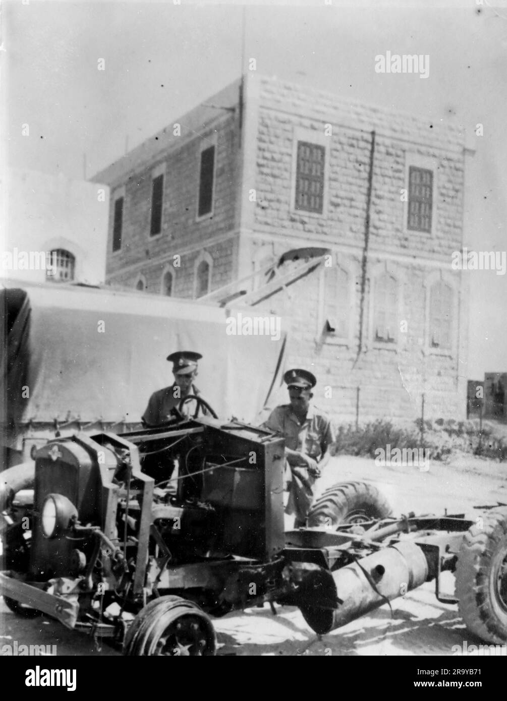 Resti di un veicolo militare, Palestina, c1930. Si tratta di una fotografia tratta da un album di scatti, durante l'occupazione della Palestina da parte dell'esercito britannico, con foto provenienti dalla Palestina e dal Regno Unito, tra cui devil's Jump vicino a Churt nel Surrey e devil's Punch Bowl. L'addestramento sembra essere a Hursley Camp, vicino a Winchester. La Gran Bretagna amministrò la Palestina per conto della società delle Nazioni tra il 1920 e il 1948, un periodo denominato "mandato britannico”. Foto Stock