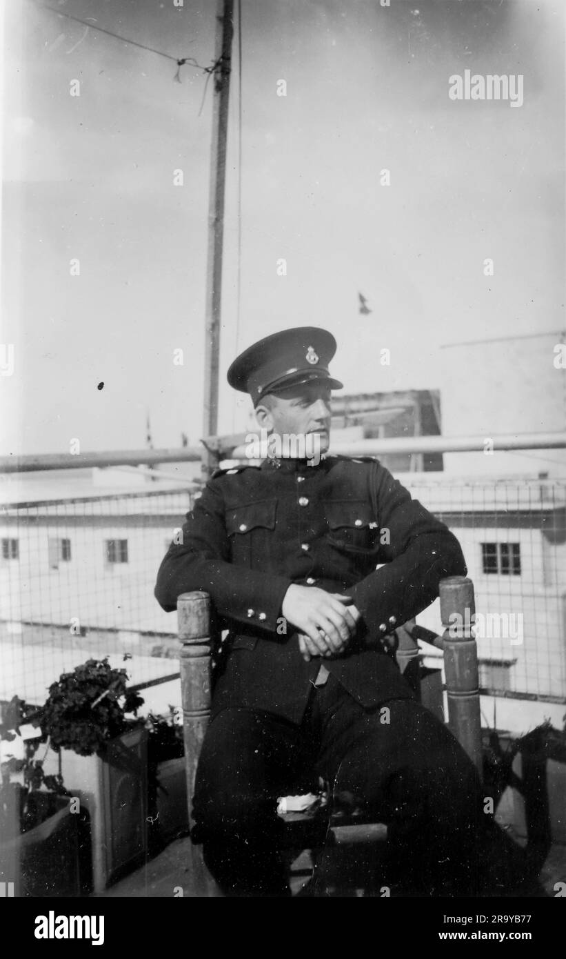 Un ufficiale militare britannico in uniforme scura, seduto, c1930. Questa è una fotografia tratta da un album di foto, principalmente durante l'occupazione della Palestina da parte dell'esercito britannico, con foto dalla Palestina e dal Regno Unito, tra cui devil's Jump vicino a Churt nel Surrey e devil's Punch Bowl. L'addestramento sembra essere a Hursley Camp, vicino a Winchester. La Gran Bretagna amministrò la Palestina per conto della società delle Nazioni tra il 1920 e il 1948, un periodo denominato "mandato britannico”. Foto Stock