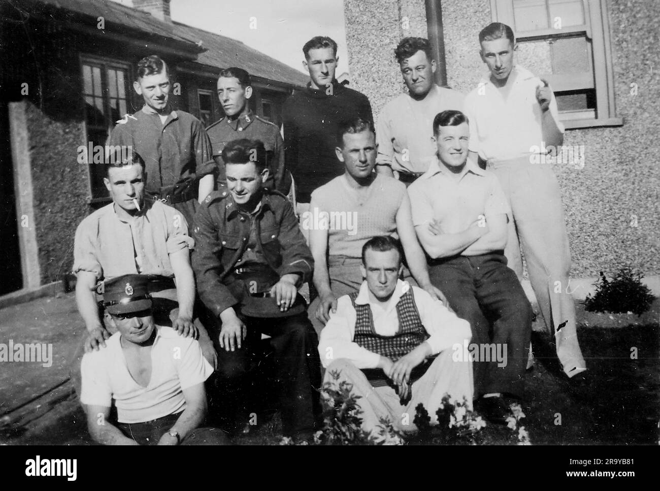 Un gruppo di soldati, ritratto, probabilmente in caserma, c1929. Si tratta di una fotografia tratta da un album di scatti principalmente istantanee, c1929, durante l'occupazione della Palestina da parte dell'esercito britannico, con foto dalla Palestina e dal Regno Unito tra cui devil's Jump vicino a Churt nel Surrey e devil's Punch Bowl. L'addestramento sembra essere a Hursley Camp, vicino a Winchester. La Gran Bretagna amministrò la Palestina per conto della società delle Nazioni tra il 1920 e il 1948, un periodo denominato "mandato britannico”. Foto Stock
