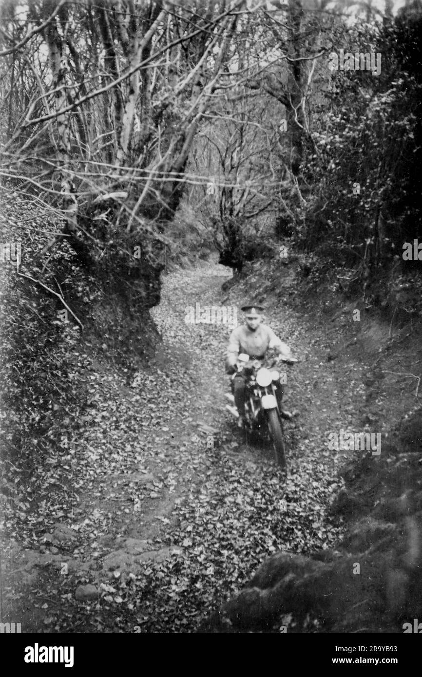 Un motociclista dell'esercito all'Hursley Training Camp, c1930. Si tratta di una fotografia tratta da un album di scatti, durante l'occupazione della Palestina da parte dell'esercito britannico, con foto provenienti dalla Palestina e dal Regno Unito, tra cui devil's Jump vicino a Churt nel Surrey e devil's Punch Bowl. L'addestramento sembra essere a Hursley Camp, vicino a Winchester. La Gran Bretagna amministrò la Palestina per conto della società delle Nazioni tra il 1920 e il 1948, un periodo denominato "mandato britannico”. Foto Stock