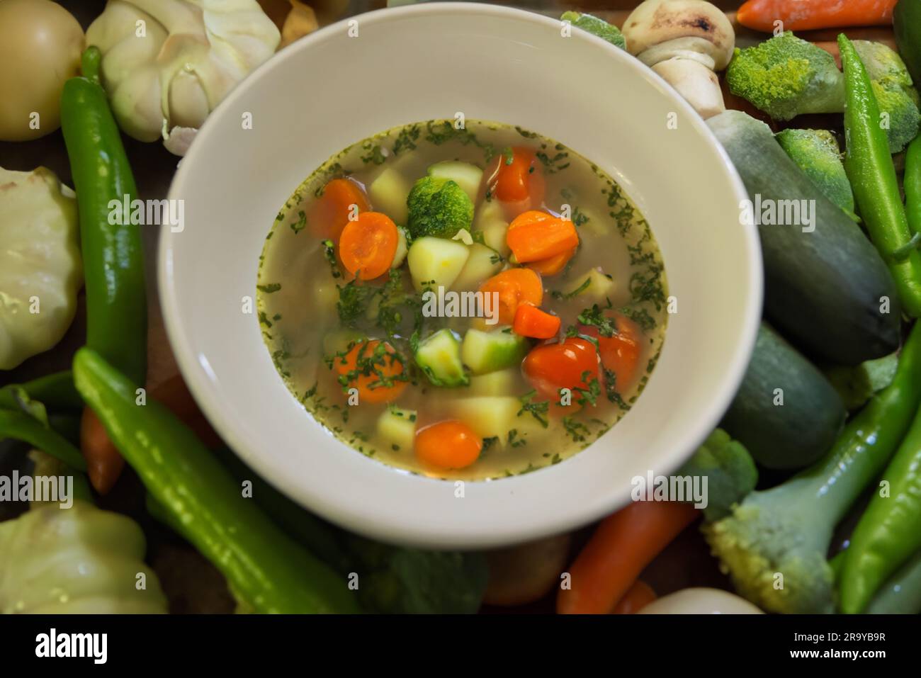 zuppa di verdure fatta in casa circondata da verdure Foto Stock