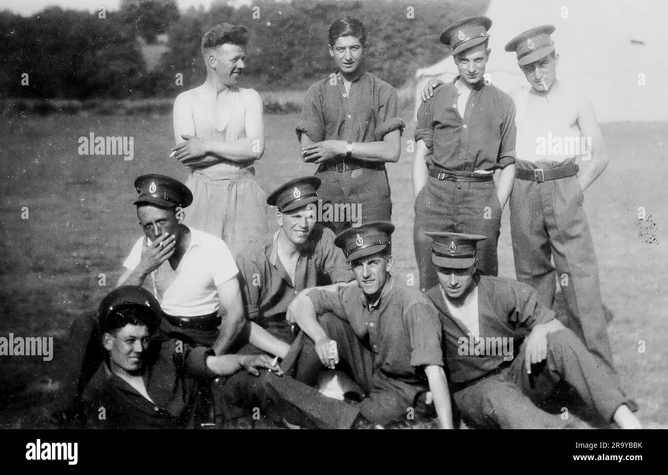 Fotografia di un gruppo militare, campo di addestramento Hursley, Surrey, c1930. Si tratta di una fotografia tratta da un album di scatti, durante l'occupazione della Palestina da parte dell'esercito britannico, con foto provenienti dalla Palestina e dal Regno Unito, tra cui devil's Jump vicino a Churt nel Surrey e devil's Punch Bowl. L'addestramento sembra essere a Hursley Camp, vicino a Winchester. La Gran Bretagna amministrò la Palestina per conto della società delle Nazioni tra il 1920 e il 1948, un periodo denominato "mandato britannico”. Foto Stock