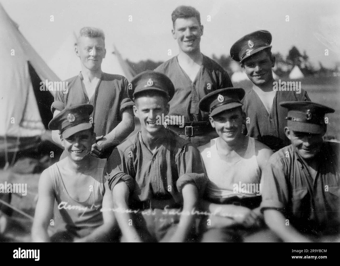 Fotografia di un gruppo militare con tende sullo sfondo. Si tratta di una fotografia tratta da un album di scatti principalmente istantanee, c1929, durante l'occupazione della Palestina da parte dell'esercito britannico, con foto dalla Palestina e dal Regno Unito tra cui devil's Jump vicino a Churt nel Surrey e devil's Punch Bowl. L'addestramento sembra essere a Hursley Camp, vicino a Winchester. La Gran Bretagna amministrò la Palestina per conto della società delle Nazioni tra il 1920 e il 1948, un periodo denominato "mandato britannico”. Foto Stock