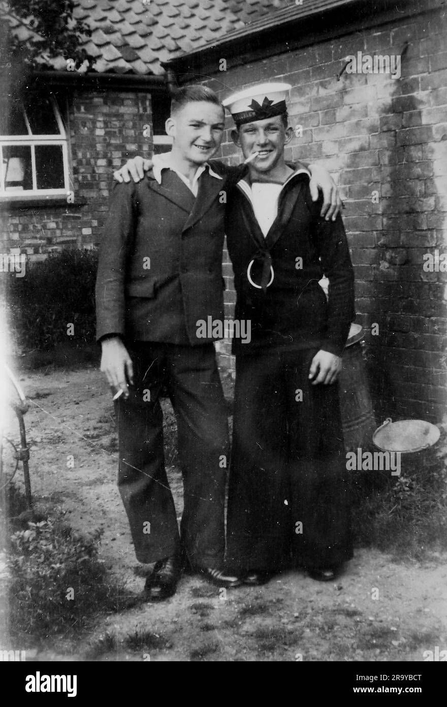 Un rating navale in uniforme accanto a un civile, c1930. Si tratta di una fotografia tratta da un album di scatti, durante l'occupazione della Palestina da parte dell'esercito britannico, con foto provenienti dalla Palestina e dal Regno Unito, tra cui devil's Jump vicino a Churt nel Surrey e devil's Punch Bowl. L'addestramento sembra essere a Hursley Camp, vicino a Winchester. La Gran Bretagna amministrò la Palestina per conto della società delle Nazioni tra il 1920 e il 1948, un periodo denominato "mandato britannico”. Foto Stock