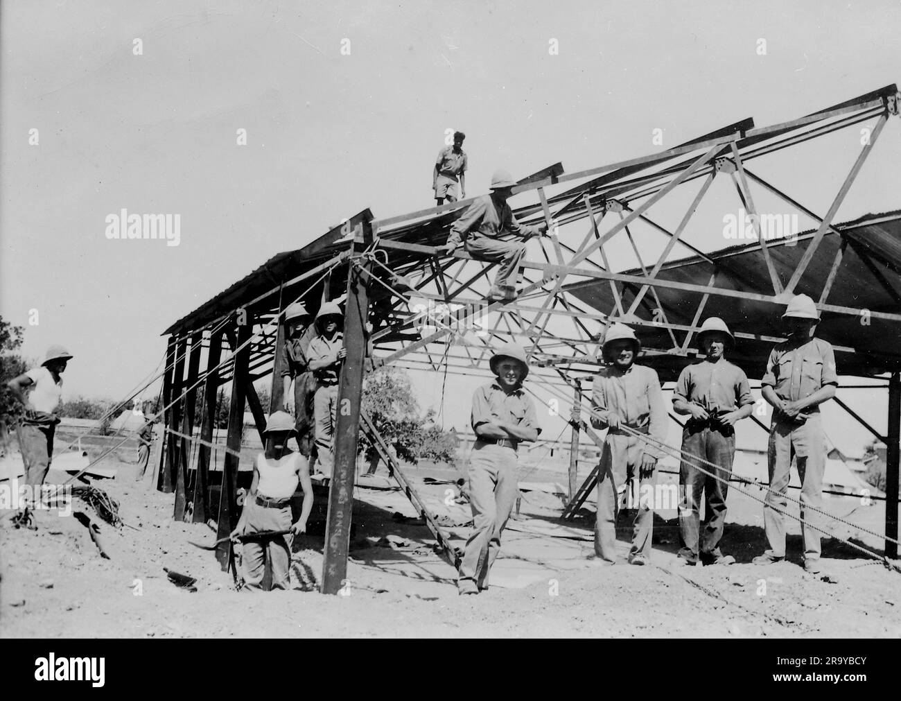 Un edificio dell'esercito in costruzione, Palestina, c1929. Si tratta di una fotografia tratta da un album di scatti principalmente istantanee, c1929, durante l'occupazione della Palestina da parte dell'esercito britannico, con foto dalla Palestina e dal Regno Unito tra cui devil's Jump vicino a Churt nel Surrey e devil's Punch Bowl. L'addestramento sembra essere a Hursley Camp, vicino a Winchester. La Gran Bretagna amministrò la Palestina per conto della società delle Nazioni tra il 1920 e il 1948, un periodo denominato "mandato britannico”. Foto Stock