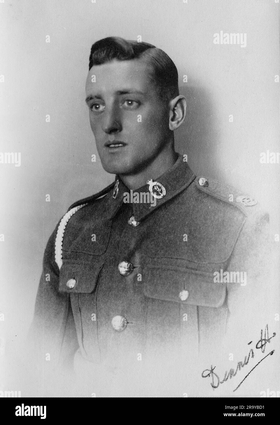 Un ritratto di un militare, c1920. Si tratta di una fotografia tratta da un album di scatti principalmente istantanee, c1929, durante l'occupazione della Palestina da parte dell'esercito britannico, con foto dalla Palestina e dal Regno Unito tra cui devil's Jump vicino a Churt nel Surrey e devil's Punch Bowl. L'addestramento sembra essere a Hursley Camp, vicino a Winchester. La Gran Bretagna amministrò la Palestina per conto della società delle Nazioni tra il 1920 e il 1948, un periodo denominato "mandato britannico”. Foto Stock