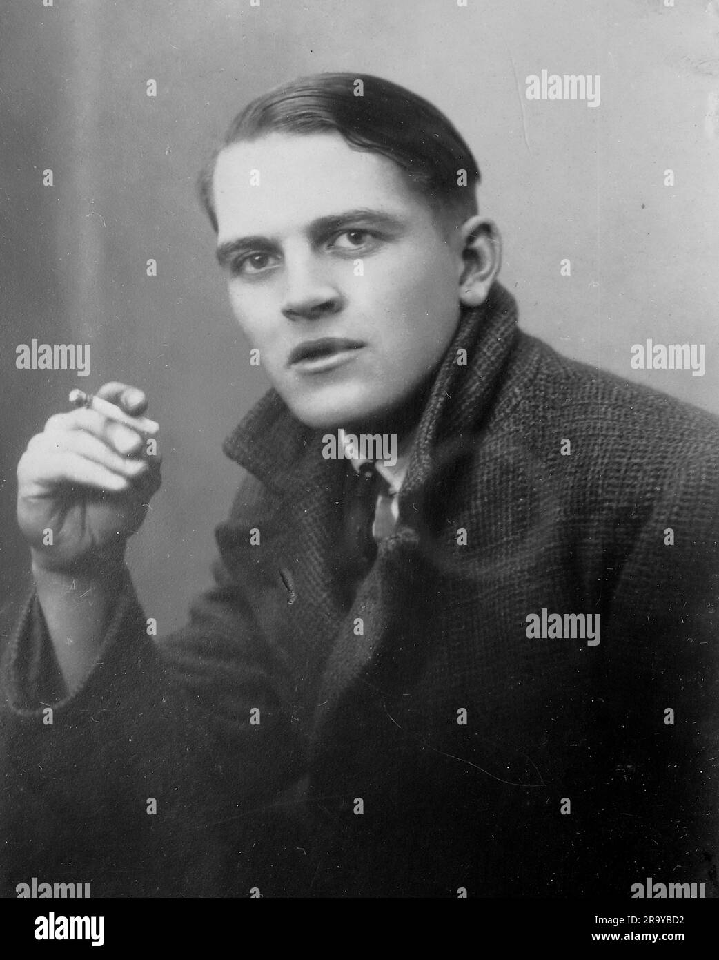 Un servitore in Palestina in posa rilassata con una sigaretta, c1929. Si tratta di una fotografia tratta da un album di scatti principalmente istantanee, c1929, durante l'occupazione della Palestina da parte dell'esercito britannico, con foto dalla Palestina e dal Regno Unito tra cui devil's Jump vicino a Churt nel Surrey e devil's Punch Bowl. L'addestramento sembra essere a Hursley Camp, vicino a Winchester. La Gran Bretagna amministrò la Palestina per conto della società delle Nazioni tra il 1920 e il 1948, un periodo denominato "mandato britannico”. Foto Stock