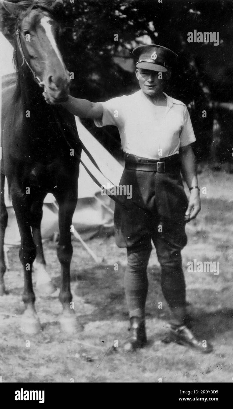 Un ufficiale militare in piedi accanto a un cavallo con una tenda sullo sfondo, c1930. Si tratta di una fotografia tratta da un album di scatti principalmente istantanee, c1929, durante l'occupazione della Palestina da parte dell'esercito britannico, con foto dalla Palestina e dal Regno Unito tra cui devil's Jump vicino a Churt nel Surrey e devil's Punch Bowl. L'addestramento sembra essere a Hursley Camp, vicino a Winchester. La Gran Bretagna amministrò la Palestina per conto della società delle Nazioni tra il 1920 e il 1948, un periodo denominato "mandato britannico”. Foto Stock