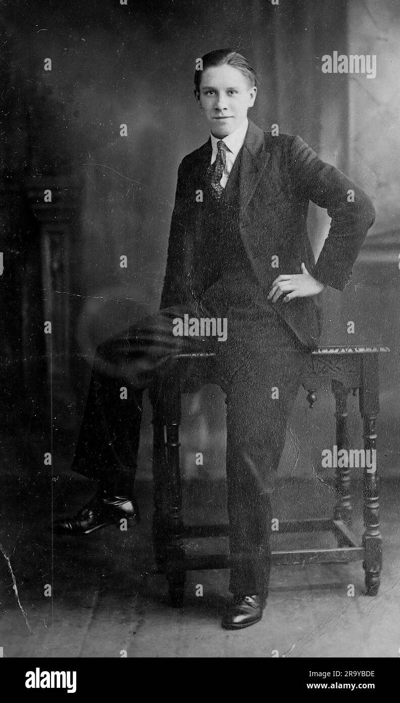 Una foto in posa di un uomo seduto sul bordo di un tavolo, Norfolk, c1936. Si tratta di una fotografia tratta da un album di scatti principalmente istantanee, c1929, durante l'occupazione della Palestina da parte dell'esercito britannico, con foto dalla Palestina e dal Regno Unito tra cui devil's Jump vicino a Churt nel Surrey e devil's Punch Bowl. L'addestramento sembra essere a Hursley Camp, vicino a Winchester. La Gran Bretagna amministrò la Palestina per conto della società delle Nazioni tra il 1920 e il 1948, un periodo denominato "mandato britannico”. Foto Stock