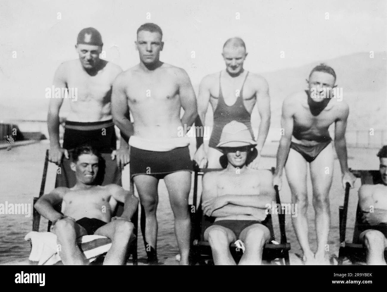 Un gruppo di militari in tronchi, Palestina, c1930. Si tratta di una fotografia tratta da un album di scatti principalmente istantanee, c1929, durante l'occupazione della Palestina da parte dell'esercito britannico, con foto dalla Palestina e dal Regno Unito tra cui devil's Jump vicino a Churt nel Surrey e devil's Punch Bowl. L'addestramento sembra essere a Hursley Camp, vicino a Winchester. La Gran Bretagna amministrò la Palestina per conto della società delle Nazioni tra il 1920 e il 1948, un periodo denominato "mandato britannico”. Foto Stock